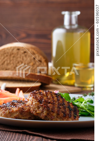 Grilled beef cutlet with fresh salad, brown bread 60596037