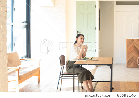 在辦公桌前工作的女職工 60598140
