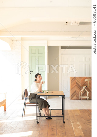 在辦公桌前工作的女職工 在辦公桌前工作的女職工 60598141