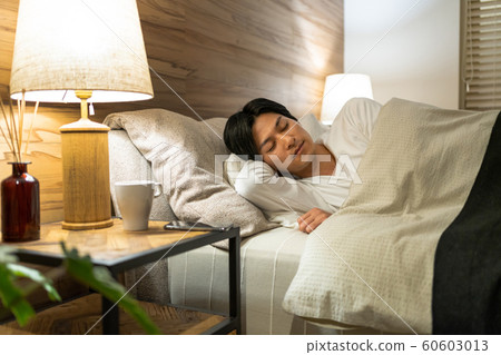 年輕人睡覺臥室的生活方式形象 60603013