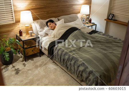 年輕人睡覺臥室的生活方式形象 60603015