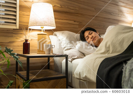 年輕人睡覺臥室的生活方式形象 60603018