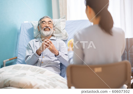 Senior man and daughter 60607302
