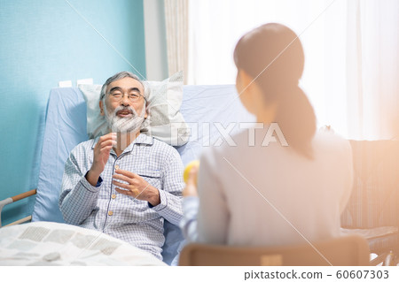 Senior man and daughter Senior man and daughter 60607303