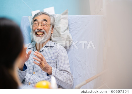 Senior man and daughter 60607304