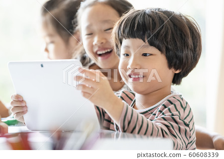 Child IT education 60608339