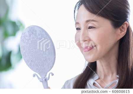 Middle-aged woman beauty image 60608615
