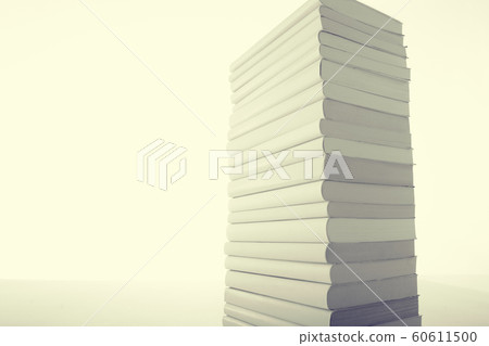 堆積的白皮書和筆記本電腦 堆積的白皮書和筆記本電腦 60611500