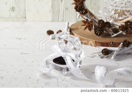 Winter-present-link case-white-board 60611925