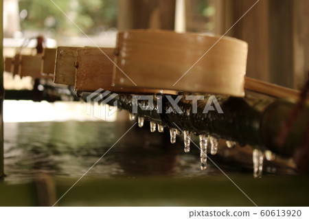 神社的鐵水屋冬季 60613920