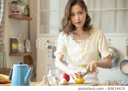 Female Lifestyle Cuisine 60614429