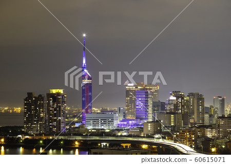 福岡福岡塔與聖誕節照明的美麗夜景 60615071