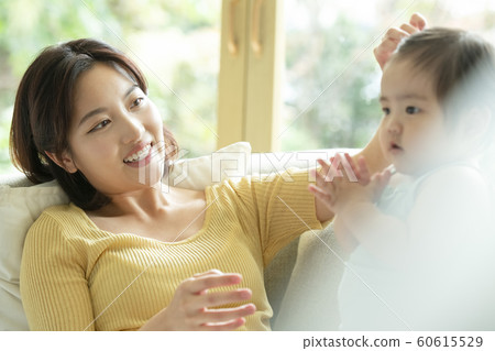 家庭媽媽蹣跚學步 家庭媽媽蹣跚學步 60615529