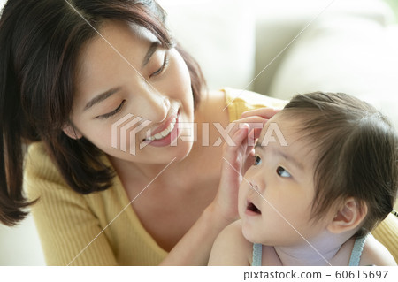 家庭媽媽蹣跚學步 家庭媽媽蹣跚學步 60615697