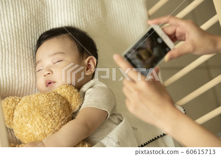 家庭媽媽蹣跚學步床智能手機 60615713