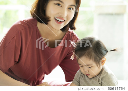 家庭媽媽蹣跚學步 60615764
