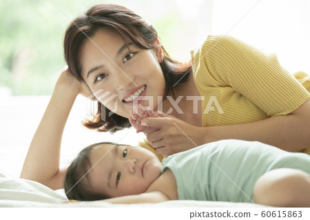 家庭媽媽蹣跚學步 60615863