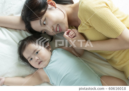 Family Mom Toddler Family Mom Toddler 60616018