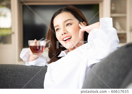 Women's lifestyle tea time 60617635