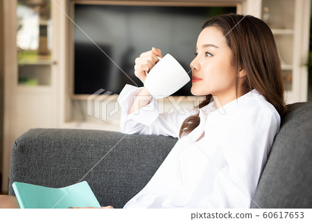 Women's lifestyle tea time 60617653