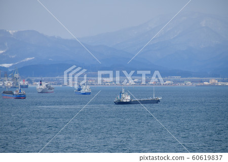 拍攝穿越北海道函館市函館灣的貨輪和渡輪的冬季風光 拍攝穿越北海道函館市函館灣的貨輪和渡輪的冬季風光 60619837