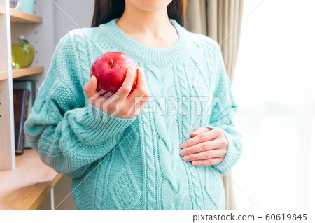 Pregnant woman with apple 60619845