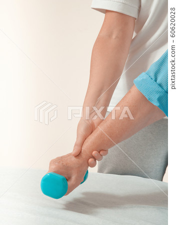 Senior patient and physiotherapist 60620028