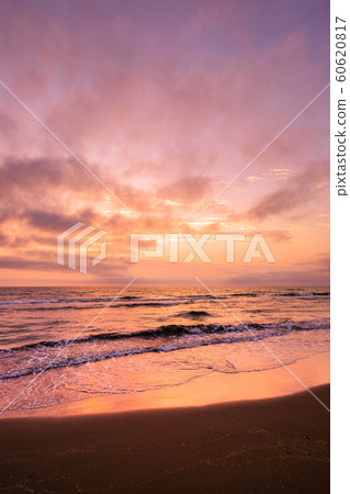 Sunset at Senrihama Beach 60620817