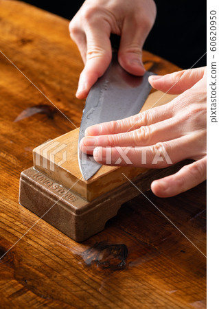 In front of the board to sharpen the kitchen knife 60620950