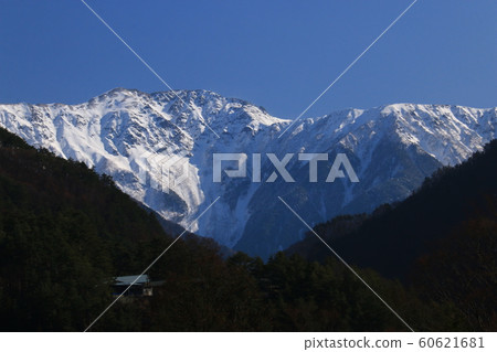 日本原始風光越川和赤石山的民房 60621681