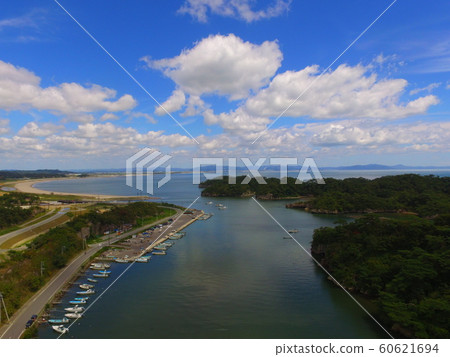 與海灣路，天空，白色云無人機（宮城縣東松島市宮裡寺Kushikiyama）的鳥瞰圖 60621694