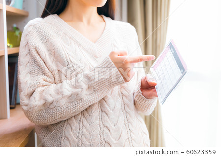 十二月孕婦看日曆 60623359