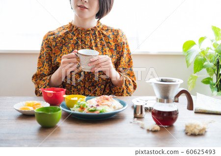 Breakfast women lifestyle 60625493