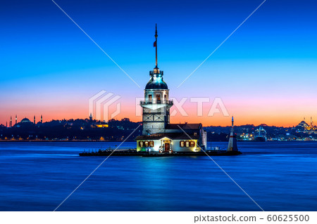 Maiden's tower at night in istanbul, Turkey. 60625500