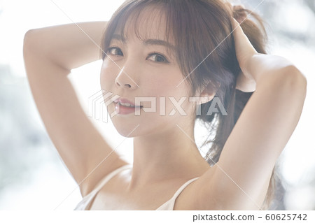 年輕女子,早晨,天氣,房間,房子,美麗 年輕女子,早晨,天氣,房間,房子,美麗 60625742