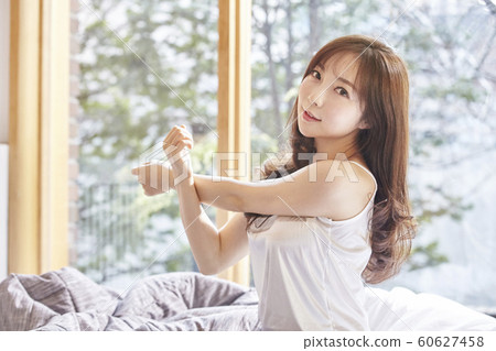 年輕女子，早晨，伸展運動，激光，天氣，臥室，房間，房子，美麗 60627458