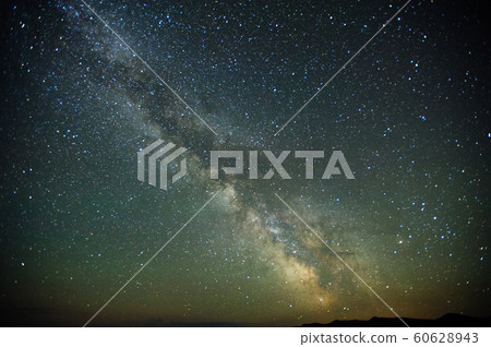 Milky way stars at night 60628943