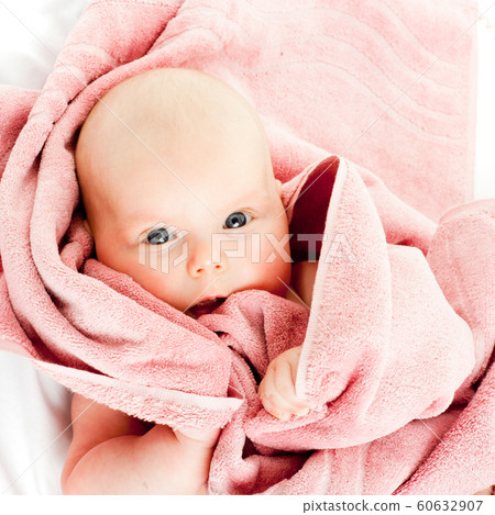 baby girl im towel 60632907