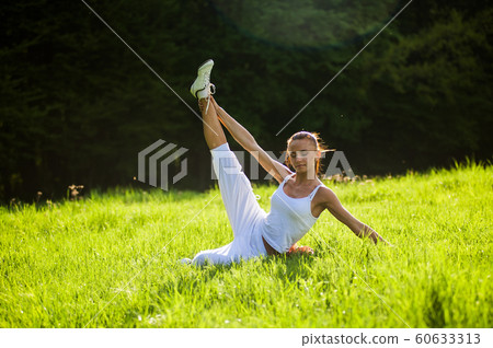 Sport woman training 60633313