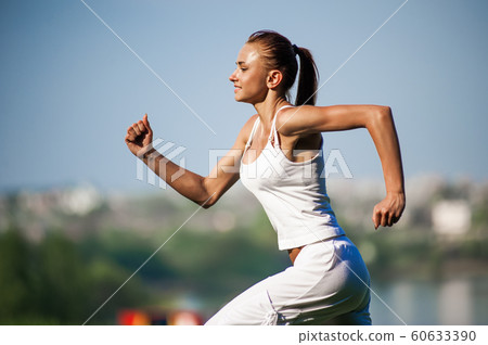 Sport woman training 60633390