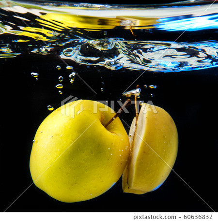 apple in water 60636832