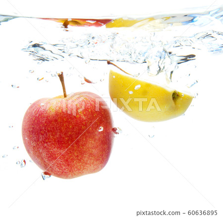 apple in water 60636895