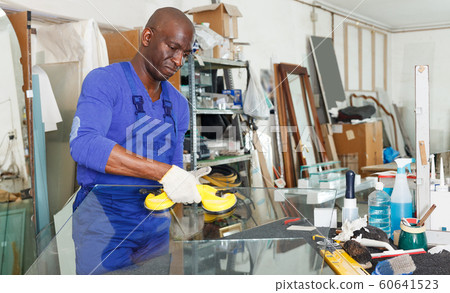 glazier controlling quality of glass product 60641523