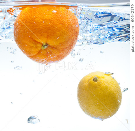 Lemon and orange in the water 60642179