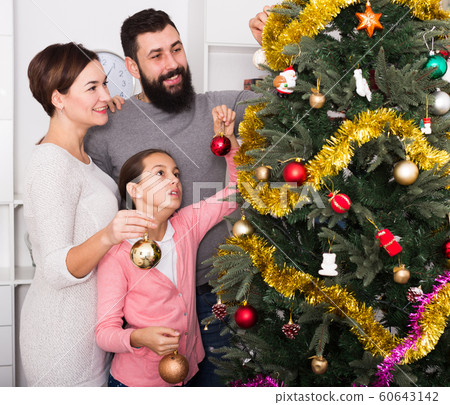 Family decorating tree Family decorating tree 60643142