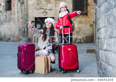 girl with mother holding map outdoors girl with mother holding map outdoors 60643204