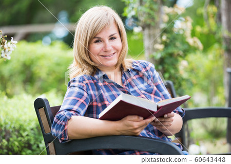 woman book bench 60643448