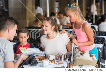 Parents with two kids relaxing in cafe 60643482