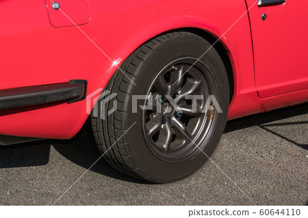 汽車的舊車輪 汽車的舊車輪 60644110