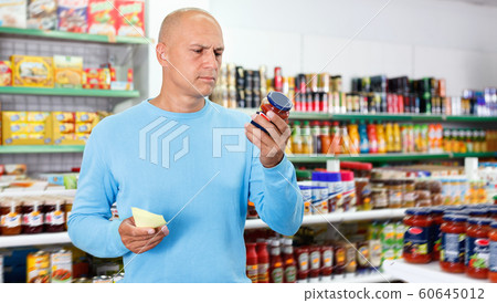 Focused man choosing fresh products during shopping at food store Focused man choosing fresh products during shopping at food store 60645012